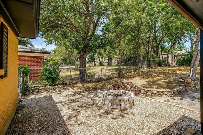 Building Photo - Amazing Home in Western Hills- 3 bed, 1.5 ...