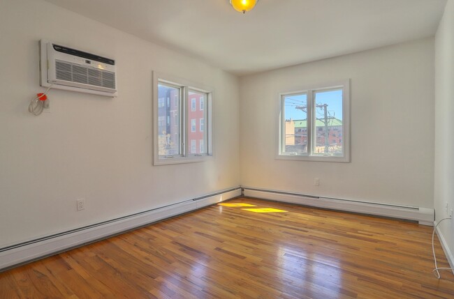 Building Photo - 632 Adams St