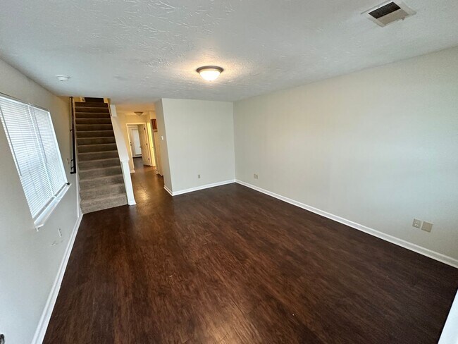 Building Photo - Beautiful Townhouse! All Electric, Washer/Dryer Included! Off-Street Parking, Convenient Location
