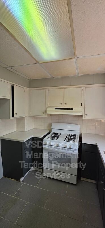 Building Photo - 8204 Vineyard Ave