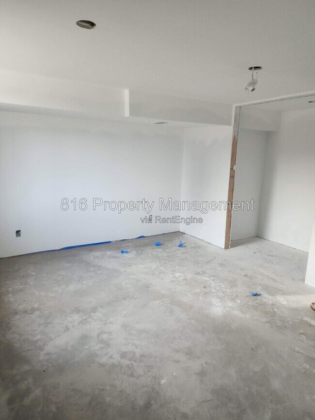 Building Photo - 1111 E Sea Ave