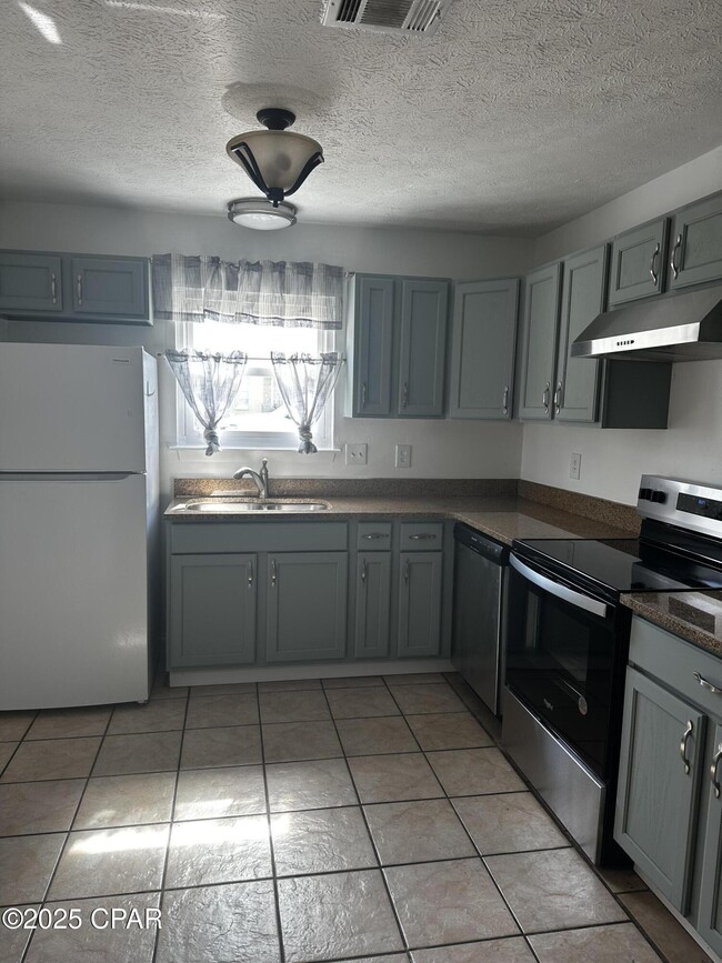 Building Photo - 636 W Caladium Cir