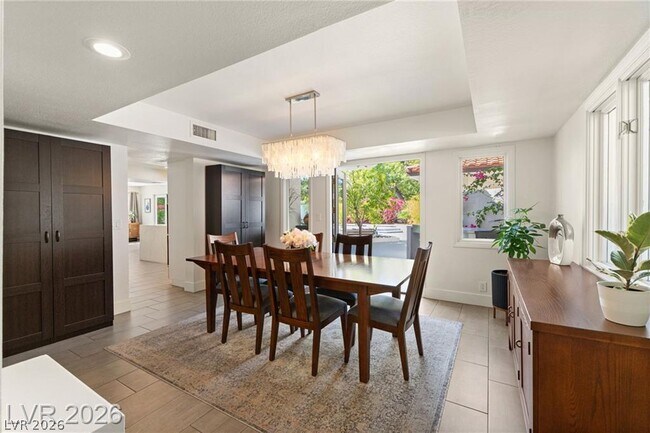 Building Photo - 2233 Versailles Ct