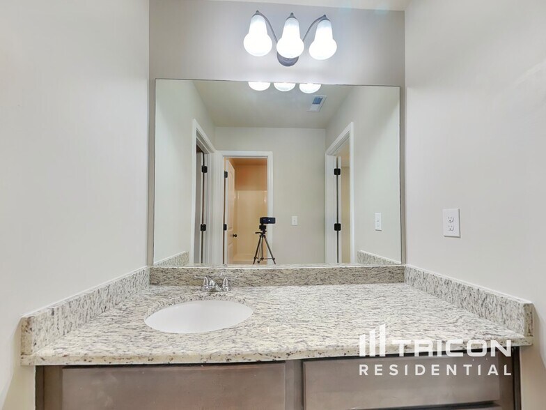 Building Photo - 3015 Button Cir