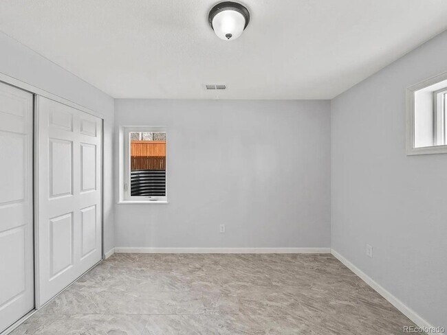 Building Photo - 1315 W Nevada Pl