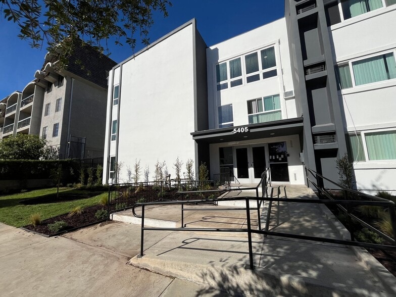 Building Photo - 5405 Lindley Ave