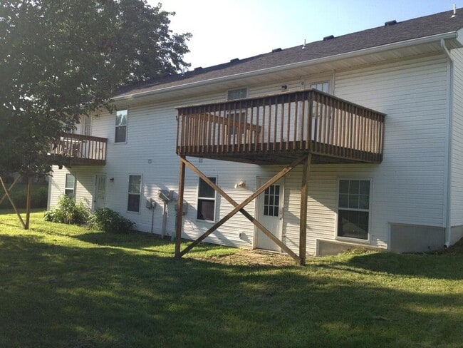 Building Photo - 2504 Carnation Dr