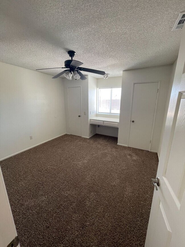 Building Photo - 4 BEDROOM APPLE VALLEY HOME ON CUL DE SAC!
