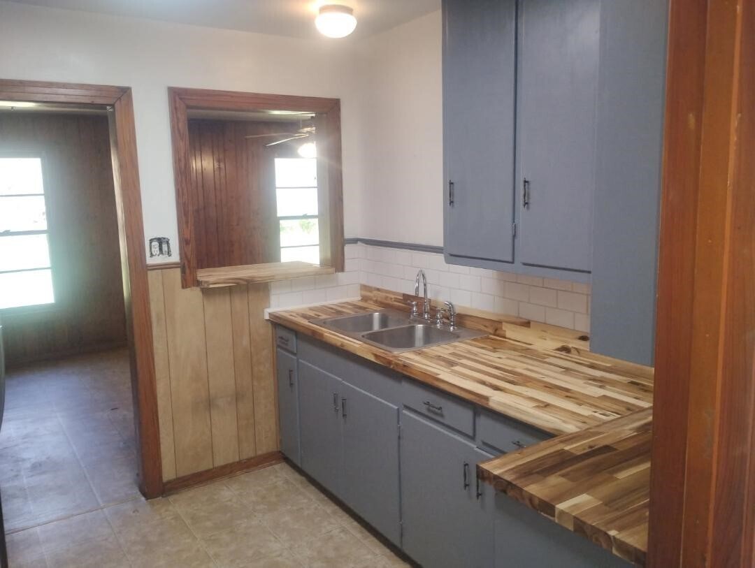 Building Photo - 216 E Morris St