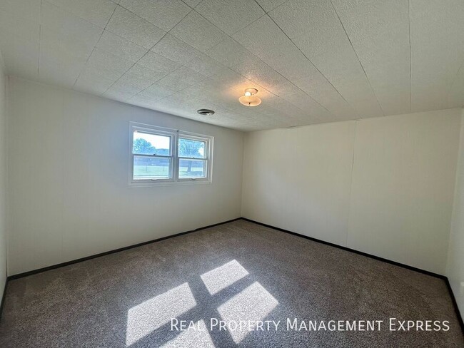 Building Photo - 3 Bedroom Home 1.5 Bath for Rent