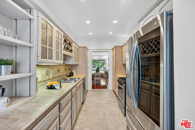 Building Photo - 1920 Pandora Ave