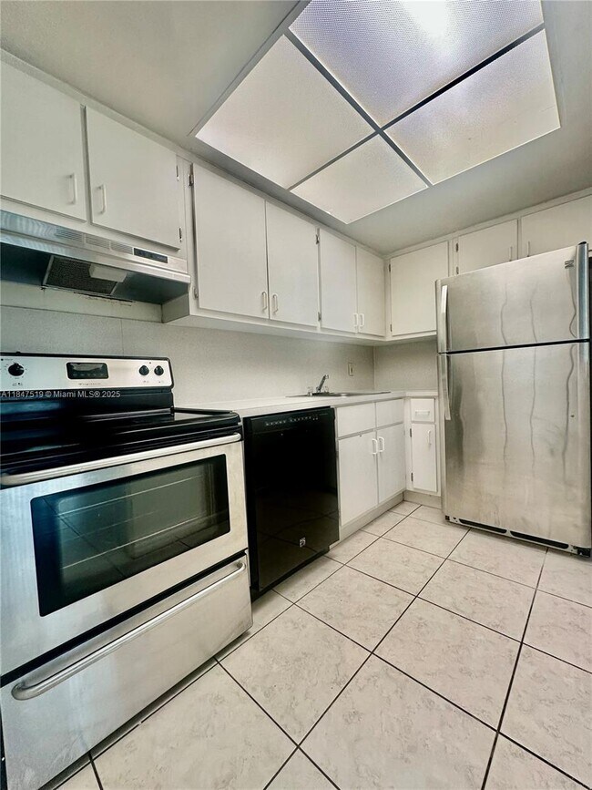 Building Photo - 6530 Lake Patricia Dr