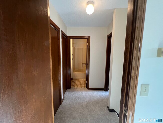 Building Photo - 649 Middle Tpke E