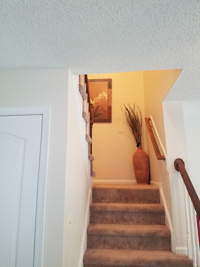 Building Photo - FANTASTIC TOWN HOME ON GREENBRIER FAIRWAYS GOLF COURSE!