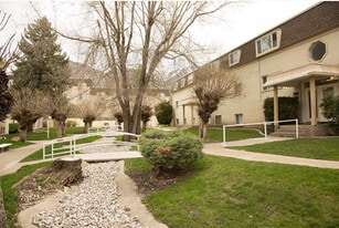 Exterior Beautiful Grounds - Arbor Cove Apartments