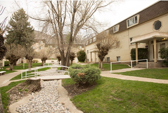 Exterior Beautiful Grounds - Arbor Cove Apartments