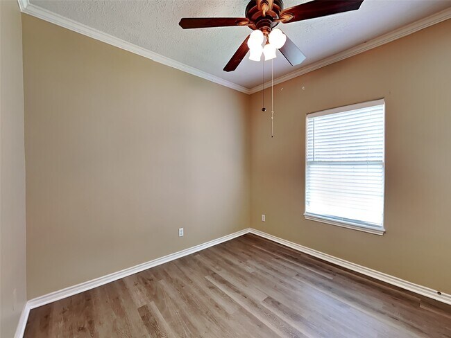 Building Photo - 906 Crystal River