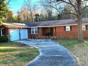 Building Photo - Spacious 3 bedroom without plenty of yard ...
