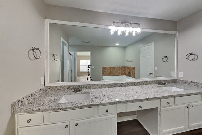 Building Photo - 9211 Wandsworth Dr