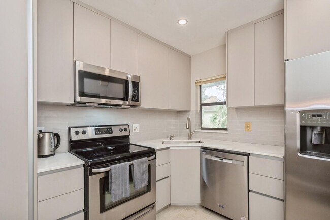 Building Photo - 4485 Carambola Cir S