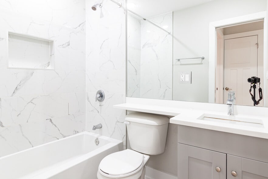 Building Photo - 441 W Belden Ave