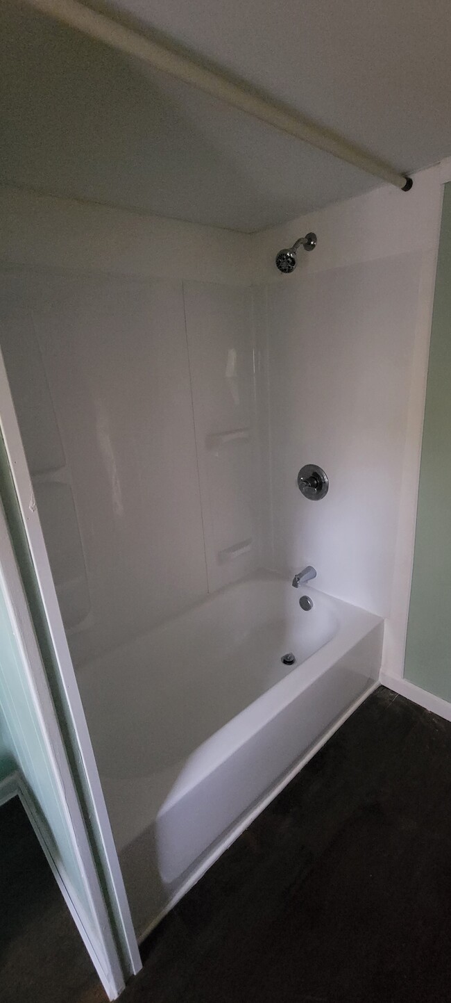 Steel bathtub - 3267 Tibbits Ave