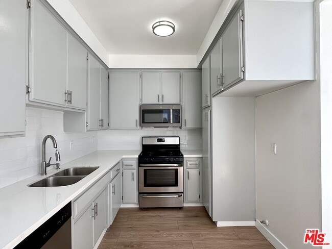 Building Photo - 9939 Topanga Canyon Blvd