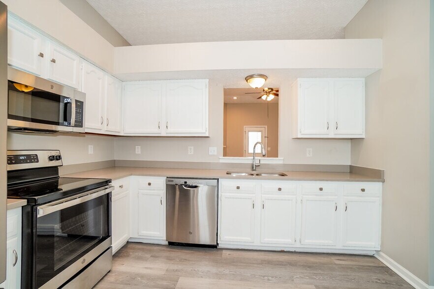 Building Photo - 5037 Shady Oak Dr