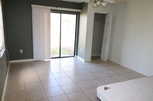 Building Photo - 727 Lucaya Dr
