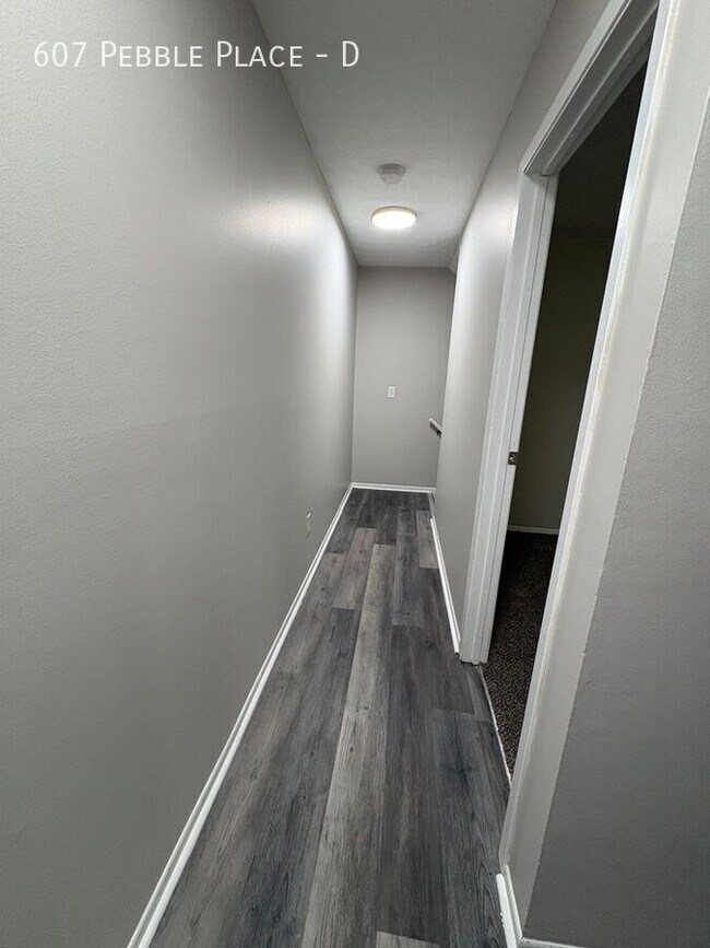 Building Photo - 607 Pebble Pl Dr