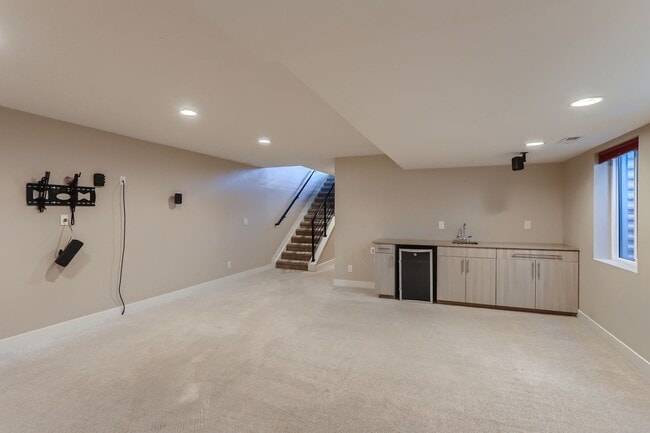 Building Photo - Modern 4-Bedroom Home with Designer Finish...