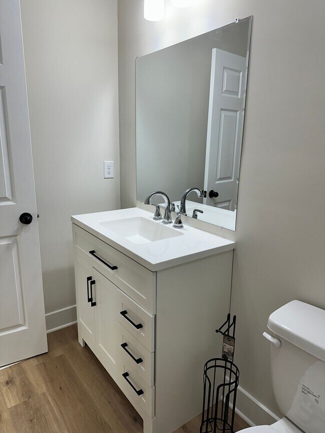 Building Photo - 102 W 15th Ave