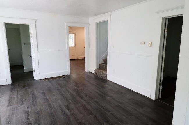 Building Photo - $1,300 - Newly 3 Bedroom 2 Bath