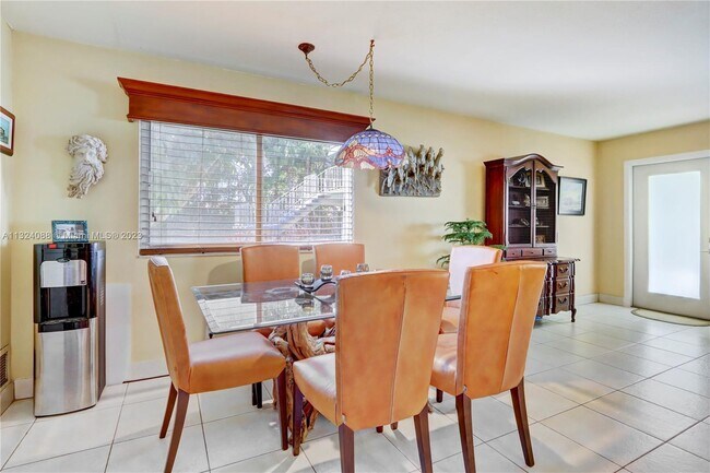 Building Photo - 694 Brittany Park