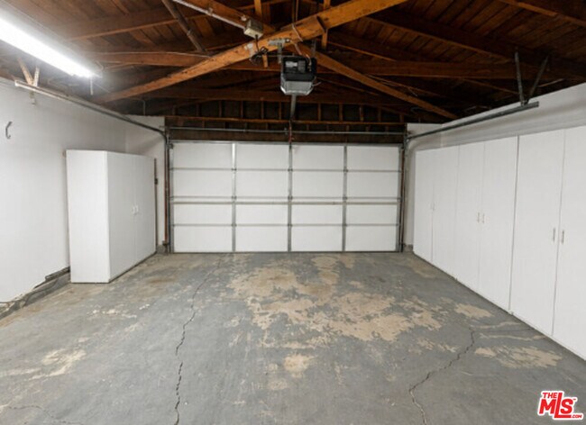 Building Photo - 17155 Donmetz St
