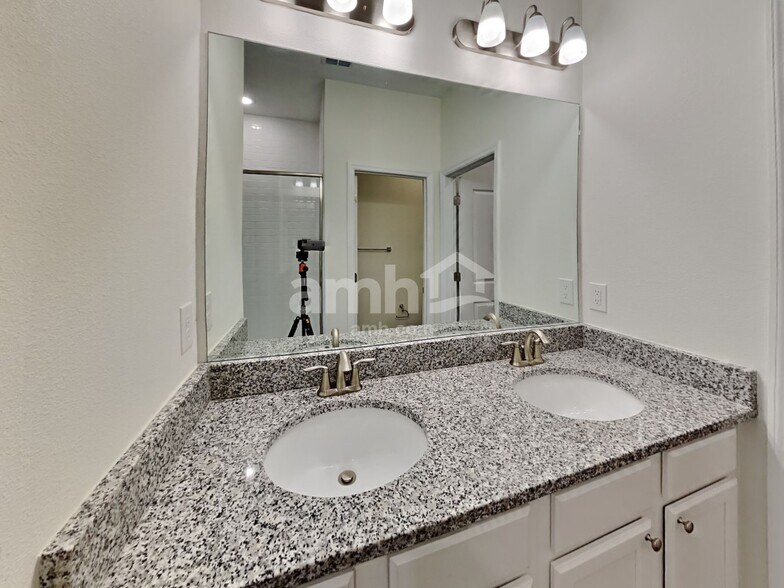 Building Photo - 2450 Ixora Ct