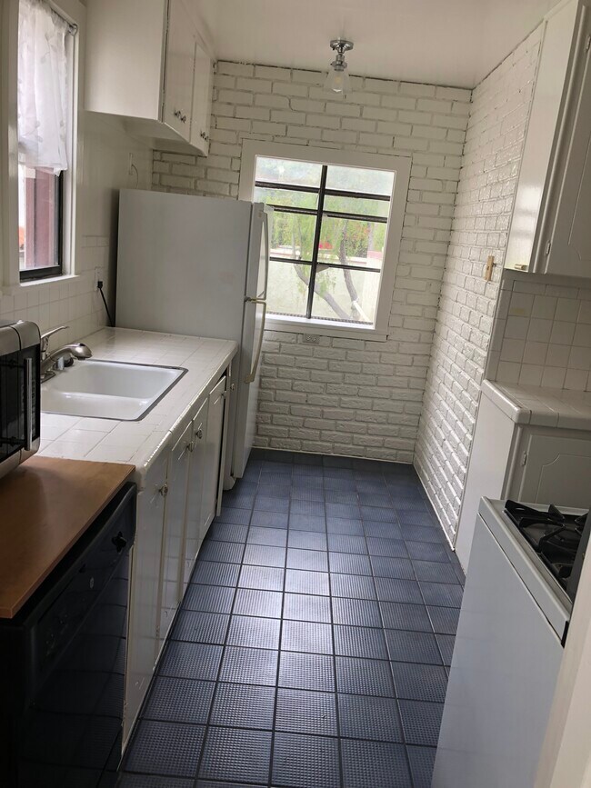Kitchen - 556 Radcliffe Ave