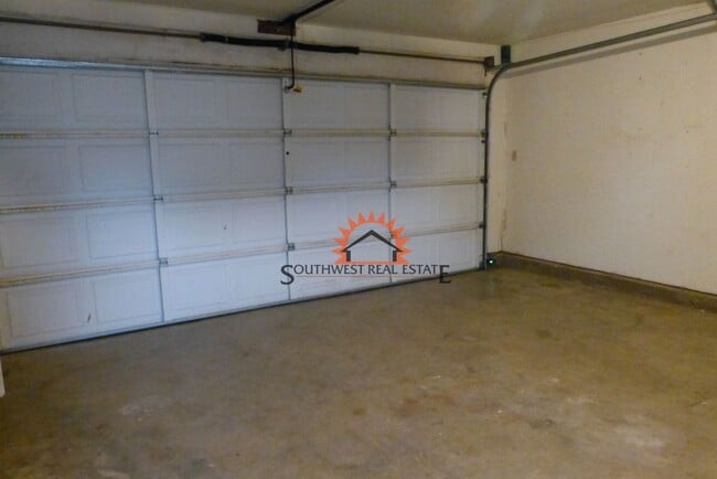 Building Photo - Lovely 3 bedroom 2 bath brick home.