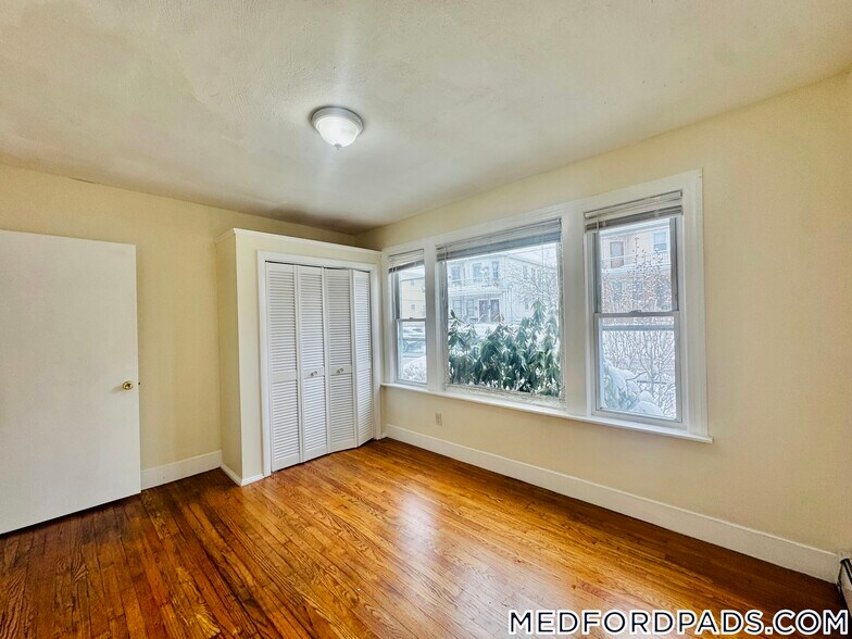 Building Photo - 569 Main St