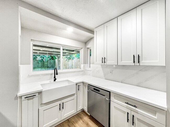 Building Photo - 23207 Naples Dr