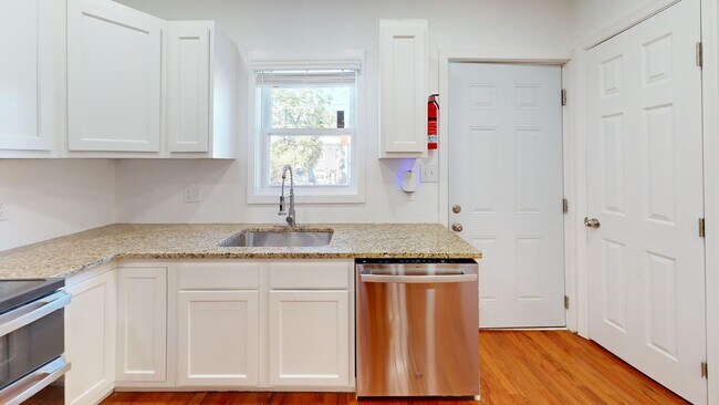 Building Photo - Recently Renovated Stunning Two Bedroom/Three & a Half Bathroom for Rent
