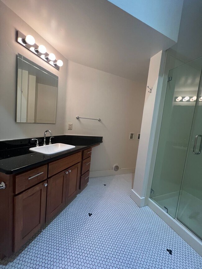 Building Photo - One Bedroom, One bath Apartment in Downtown Ashland | Available Now