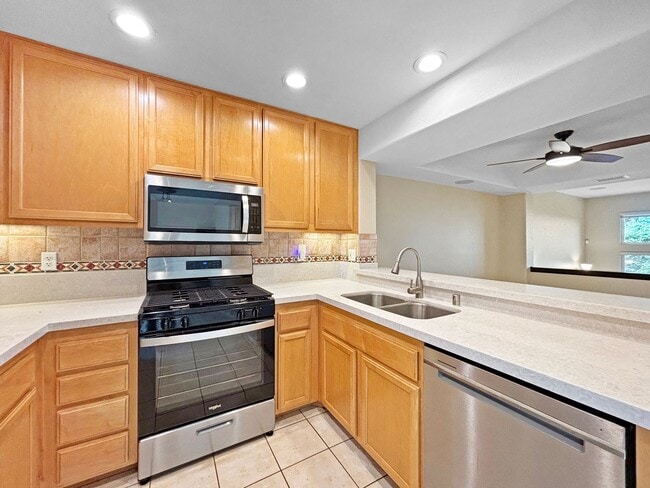 Building Photo - Charming 2BD/2.5BA Townhouse in Bankers Hi...