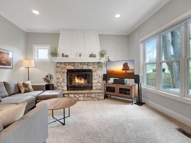 Building Photo - Spacious 4-Bed Gem with 3.5 Baths next to Minnehaha Creek