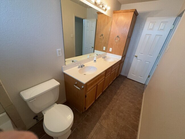 Building Photo - 1107 Cinch Dr