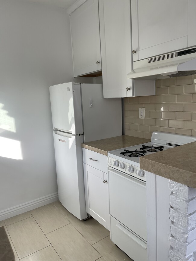 Kitchen - 24683 Woodward Ave
