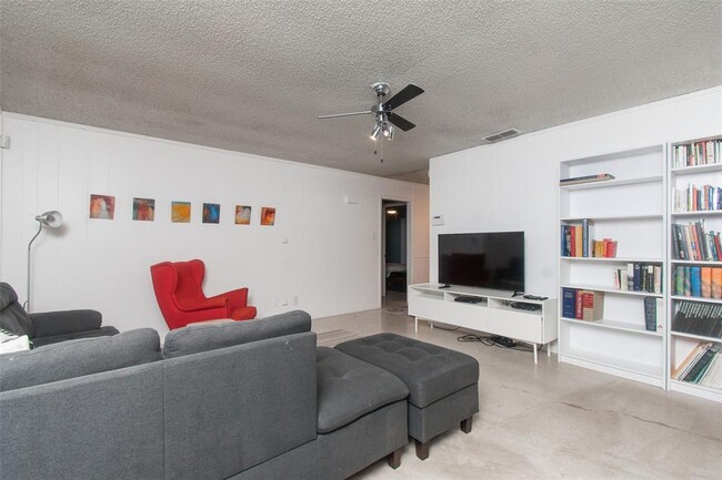 Building Photo - 2524 Berkett Dr