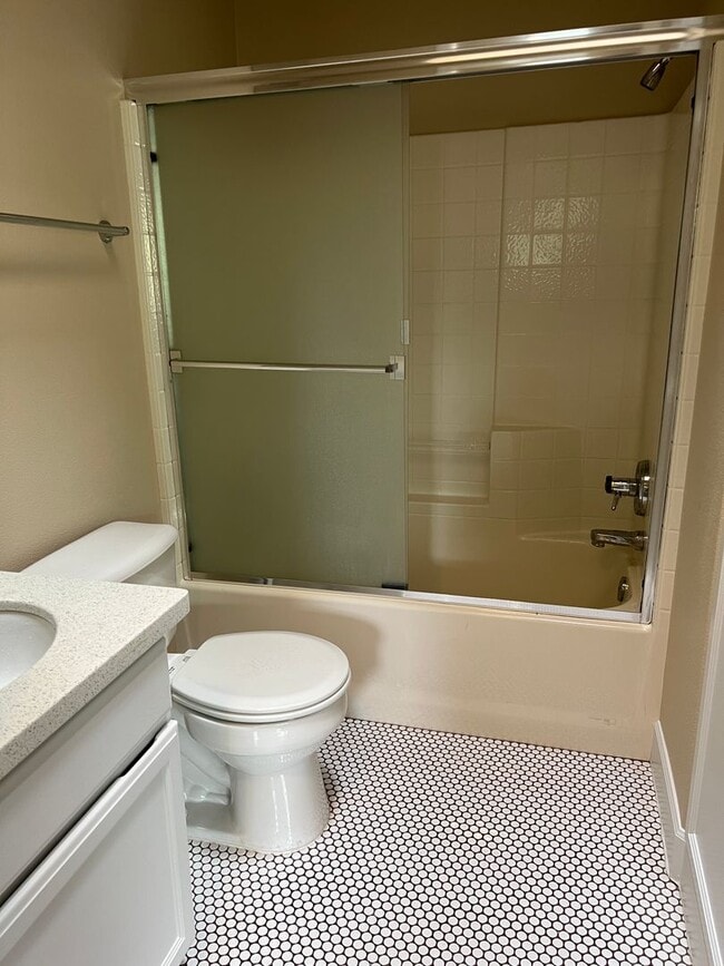 Building Photo - 2 Bed, 2 1/2 Bath townhome close to the Ri...