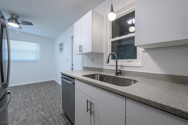 Building Photo - 927 W Olympia Ave