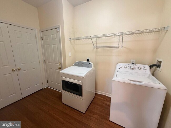 Building Photo - 420 Azra Ct